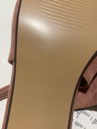 Zapatos de tacón rosa y dorado para mujer