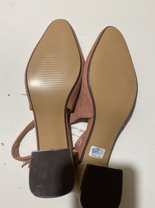 Zapatos de tacón rosa y dorado para mujer