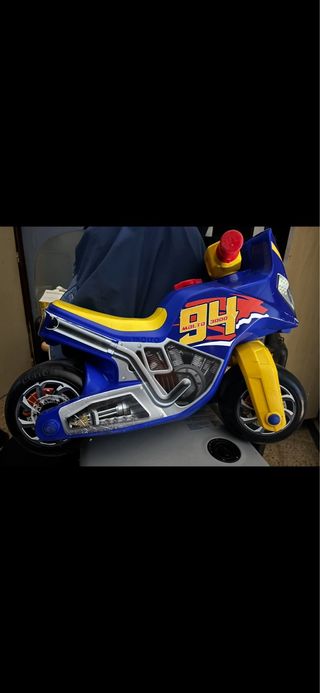 Moto de bebé azul y amarilla