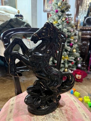 Caballo de porcelana negro con detalles dorados