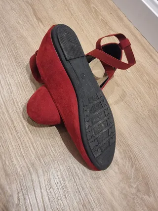 Zapatos cómodos utilizados una vez en una boda