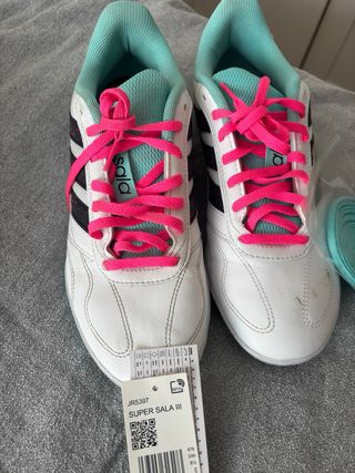 zapatillas, fútbol sala. pequeña mancha.