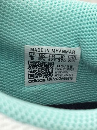 zapatillas, fútbol sala. pequeña mancha.