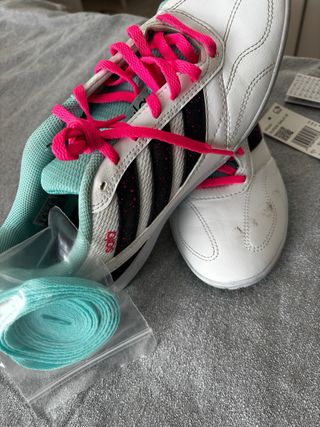 zapatillas, fútbol sala. pequeña mancha.