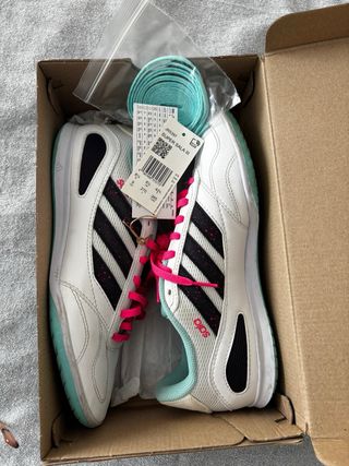 zapatillas, fútbol sala. pequeña mancha.