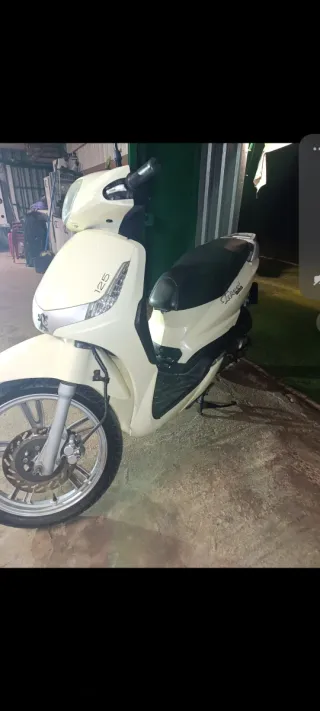 Peugeot Tweet 125cc Moto Scooter