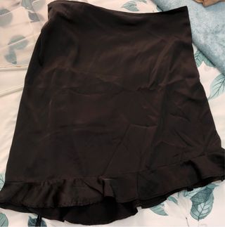 Falda negra con volantes