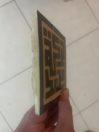 Azulejo artesanal de barro hecho a mano