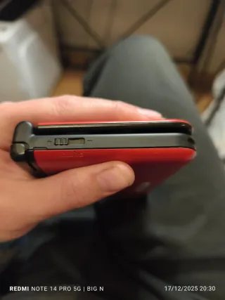 Nintendo 3DS XL rossa con caricatore e stilo