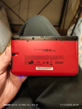 Nintendo 3DS XL rossa con caricatore e stilo