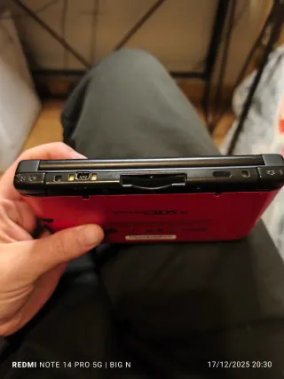 Nintendo 3DS XL rossa con caricatore e stilo