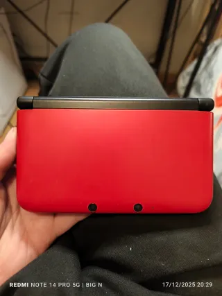 Nintendo 3DS XL rossa con caricatore e stilo