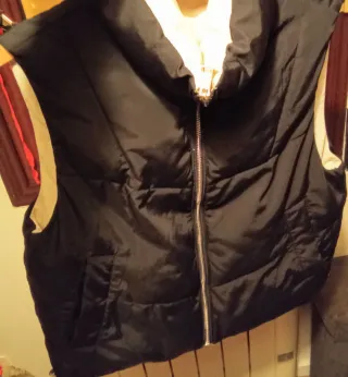 Chaleco unisex reversible beige y azul oscuro