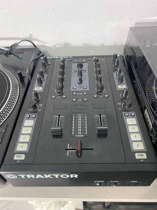Mesa Mezclas Traktor Kontrol Z2 Negra