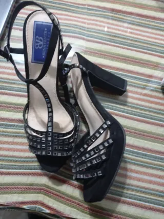 Zapatos de tacón negros y plateados