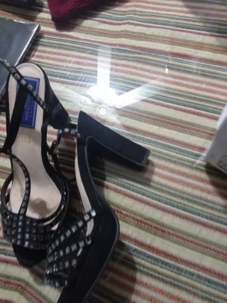 Zapatos de tacón negros y plateados