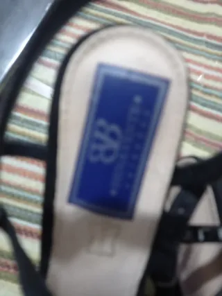 Zapatos de tacón negros y plateados