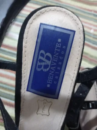 Zapatos de tacón negros y plateados