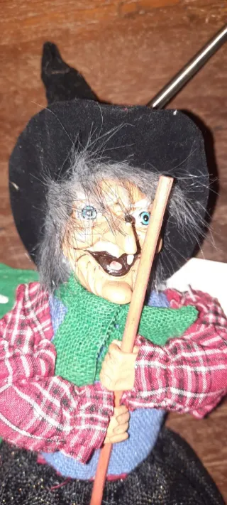 Calza Befana raffigurante strega con scopa