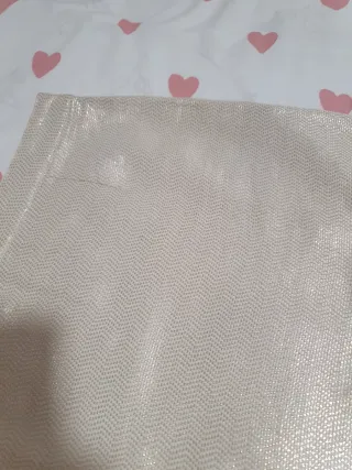 Ropa festiva beige y dorada