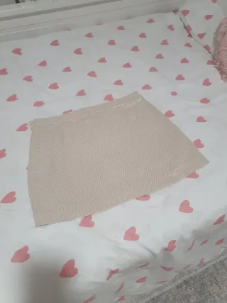 Ropa festiva beige y dorada