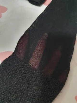 Ropa festiva beige y dorada