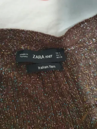 Ropa festiva beige y dorada