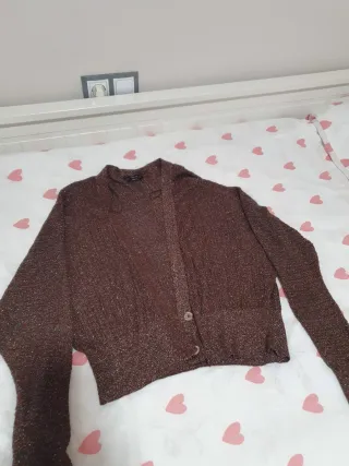 Ropa festiva beige y dorada