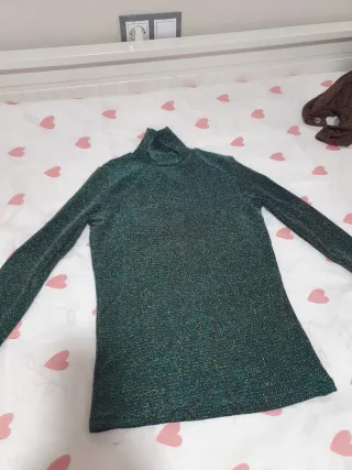 Ropa festiva beige y dorada