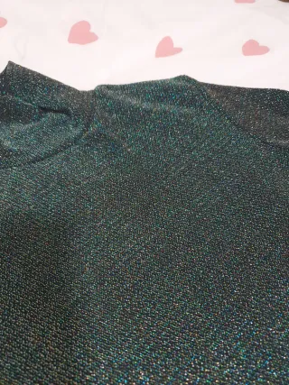 Ropa festiva beige y dorada