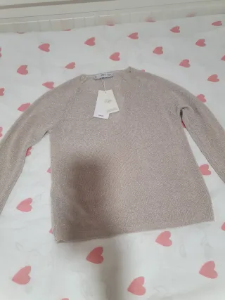 Ropa festiva beige y dorada