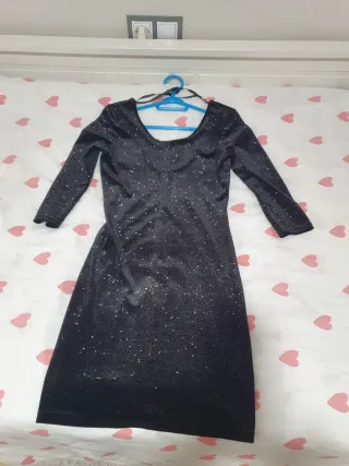 Ropa festiva beige y dorada