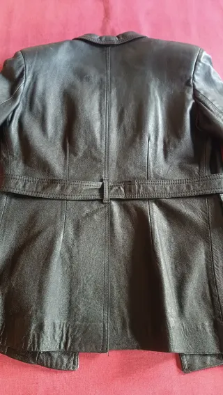 Chaqueta de piel negra