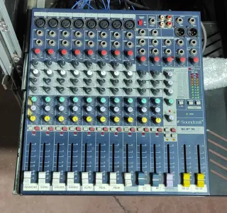 Mesa de mezclas Soundcraft EFX8