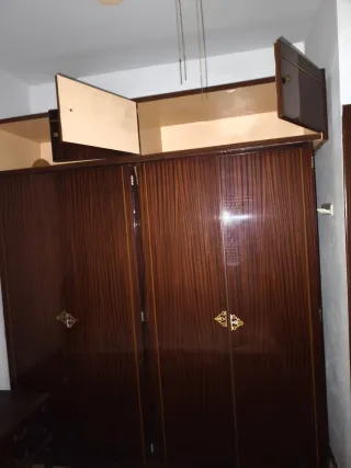 Armario de madera oscuro con puertas