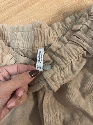 Pantalón camel Stradivarius