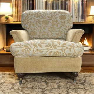 Sillón de tela beige y dorado