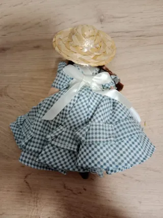 Muñeca de porcelana con vestido