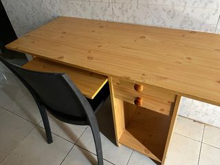 Escritorio de madera acogedor