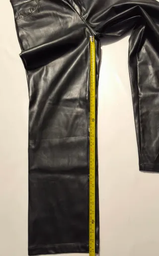 Pantalón negro efecto piel