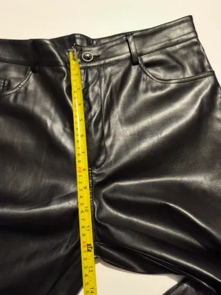 Pantalón negro efecto piel