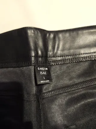 Pantalón negro efecto piel