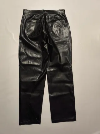 Pantalón negro efecto piel