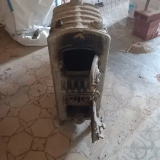 Chimenea antigua de cerámica y metal