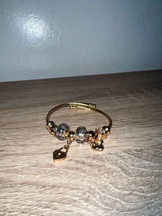 Pulsera dorada con charms