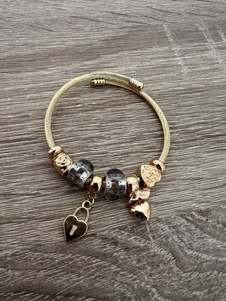 Pulsera dorada con charms