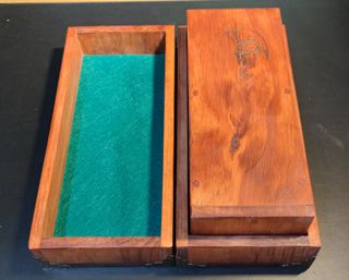 Torre de dados artesanal de madera