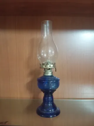 Lámpara de aceite azul antigua