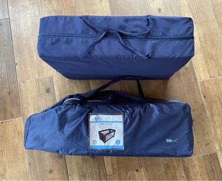 Cuna de viaje azul con estrellas