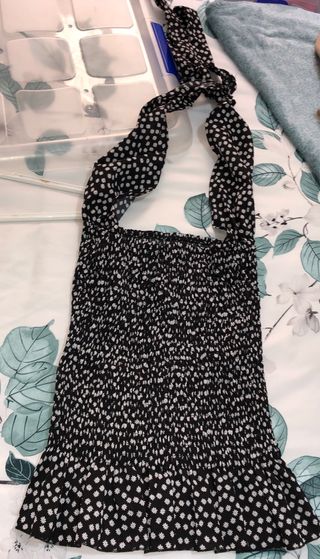 Vestido negro con estampado floral